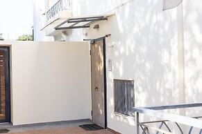 Elegant Coastal Haven Fully Renovated 3-bedroom Apartment