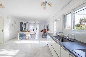 Elegant Coastal Haven Fully Renovated 3-bedroom Apartment