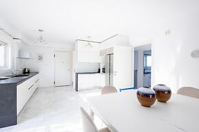 Elegant Coastal Haven Fully Renovated 3-bedroom Apartment