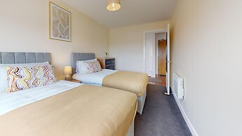 Basildon - 2 Bed Flat - Sleeps 5 - Near Station