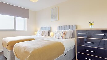 Basildon - 2 Bed Flat - Sleeps 5 - Near Station