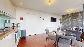 Basildon - 2 Bed Flat - Sleeps 5 - Near Station