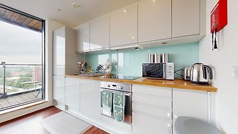 Basildon - 2 Bed Flat - Sleeps 5 - Near Station