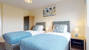 Basildon - 2 Bed Flat - Sleeps 5 - Near Station