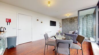 Basildon - 2 Bed Flat - Sleeps 5 - Near Station