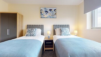 Basildon - 2 Bed Flat - Sleeps 5 - Near Station