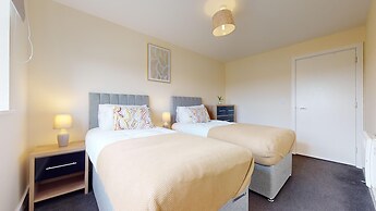 Basildon - 2 Bed Flat - Sleeps 5 - Near Station