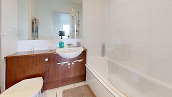 Basildon - 2 Bed Flat - Sleeps 5 - Near Station