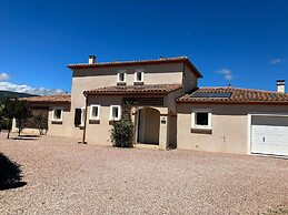 Villa With Private Pool and Jacuzzi