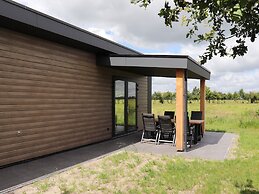 Spacious Chalet in a Rural Location Near Giethoorn