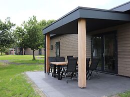 Spacious Chalet in a Rural Location Near Giethoorn