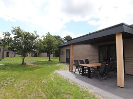 Spacious Chalet in a Rural Location Near Giethoorn