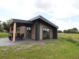 Spacious Chalet in a Rural Location Near Giethoorn