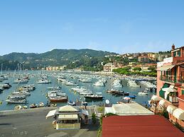 Belvilla by OYO Spacious Home Surrounded by Nature