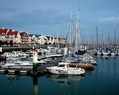 Cozy Apartment Near the Dike and Center