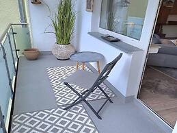 Vintage Style Apartment With Balcony/terrace