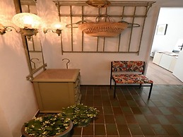 Vintage Style Apartment With Balcony/terrace