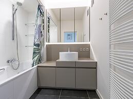 Spacious Apartment With Seaview