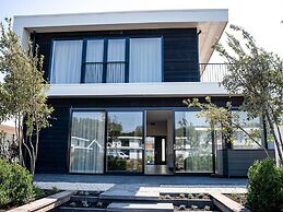Water Villa With Garden and Jetty Near Harderwijk