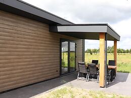 Chalet With Shared Pool Near Giethoorn