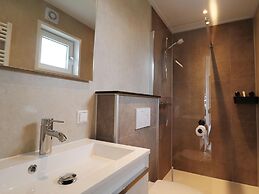 Chalet With Shared Pool Near Giethoorn