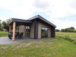 Chalet With Shared Pool Near Giethoorn