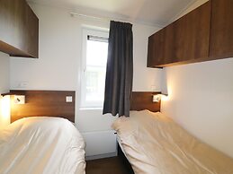 Chalet With Shared Pool Near Giethoorn