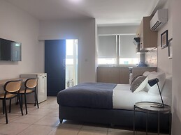 Phaedrus Living Hoopoe Residencies 206