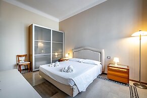 YiD elegant near tramvia