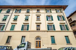 YiD elegant near tramvia