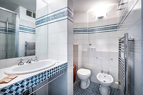 YiD elegant near tramvia