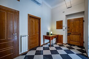 YiD elegant near tramvia