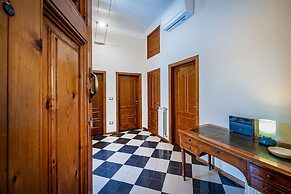 YiD elegant near tramvia