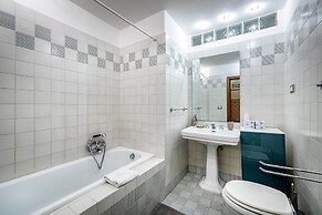 YiD elegant near tramvia