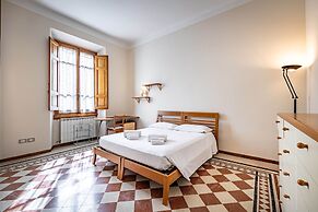 YiD elegant near tramvia