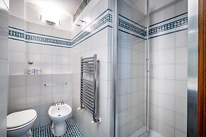 YiD elegant near tramvia