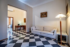 YiD elegant near tramvia