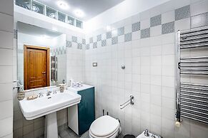 YiD elegant near tramvia