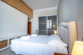 YiD elegant near tramvia