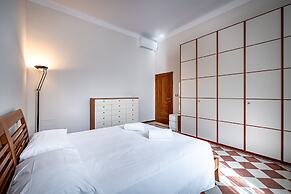 YiD elegant near tramvia