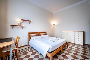 YiD elegant near tramvia