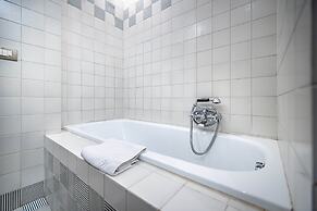 YiD elegant near tramvia