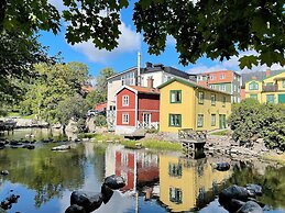 Charming Island House With Guest Cabin