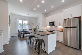 Modern 3 3 in East Nash 10min to Broadway