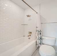 Modern 3 3 in East Nash 10min to Broadway