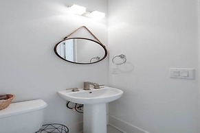 Modern 3 3 in East Nash 10min to Broadway