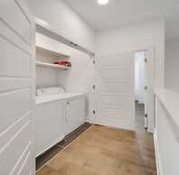 Modern 3 3 in East Nash 10min to Broadway