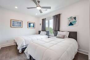 Modern 3 3 in East Nash 10min to Broadway