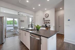 Modern 3 3 in East Nash 10min to Broadway