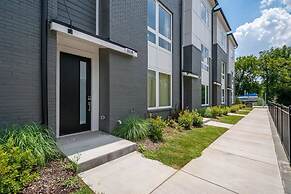 Modern 3 3 in East Nash 10min to Broadway